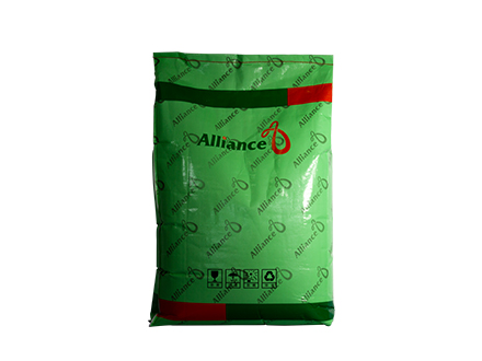What are the benefits of cysteamine containing feed for pigs
